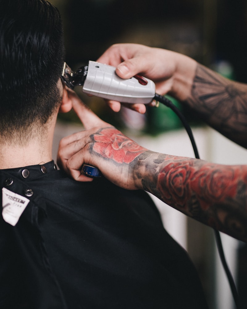 Barbero afinando un degradado con máquina