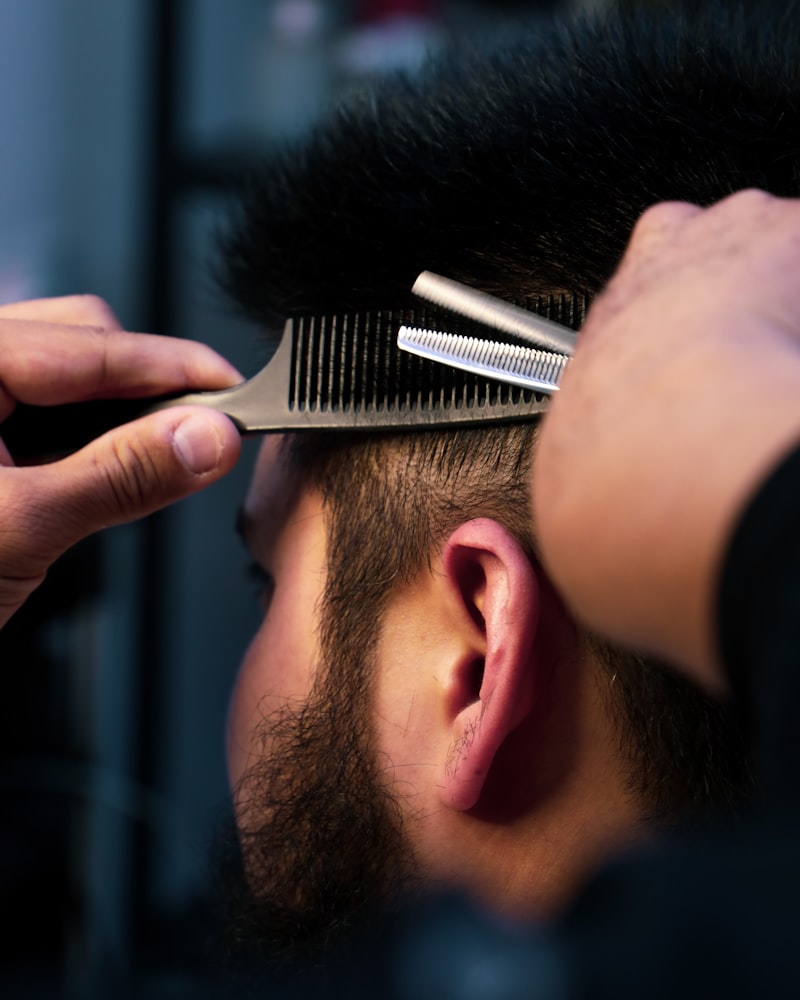 Corte con tijera y peine sobre cabello oscuro