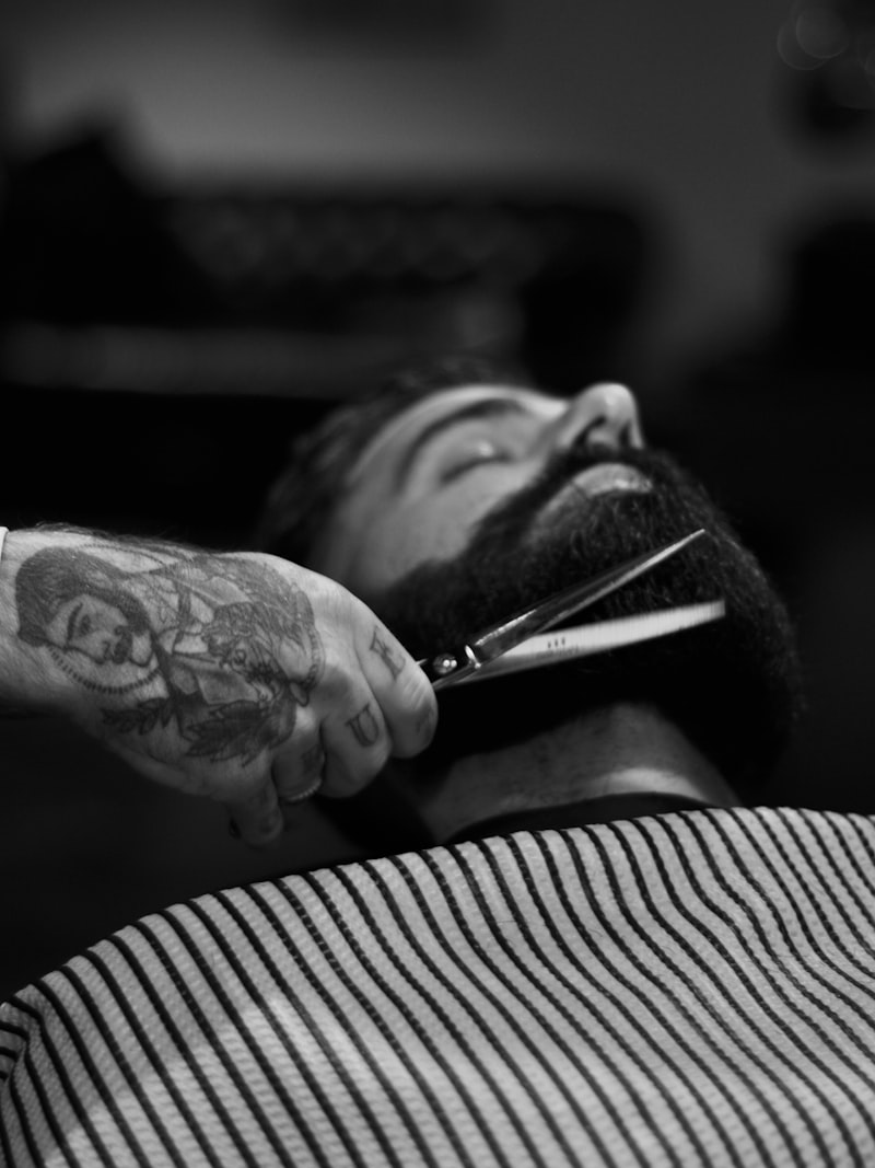 Arreglo de barba con tijera, en blanco y negro